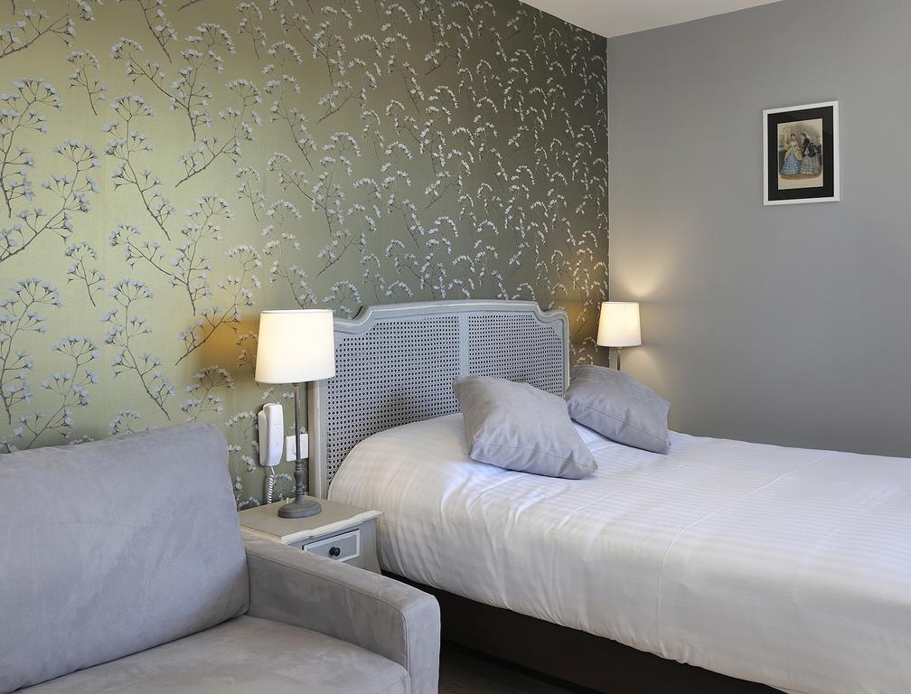 Auberge Du Grand Dauphin Dhuizon Room photo